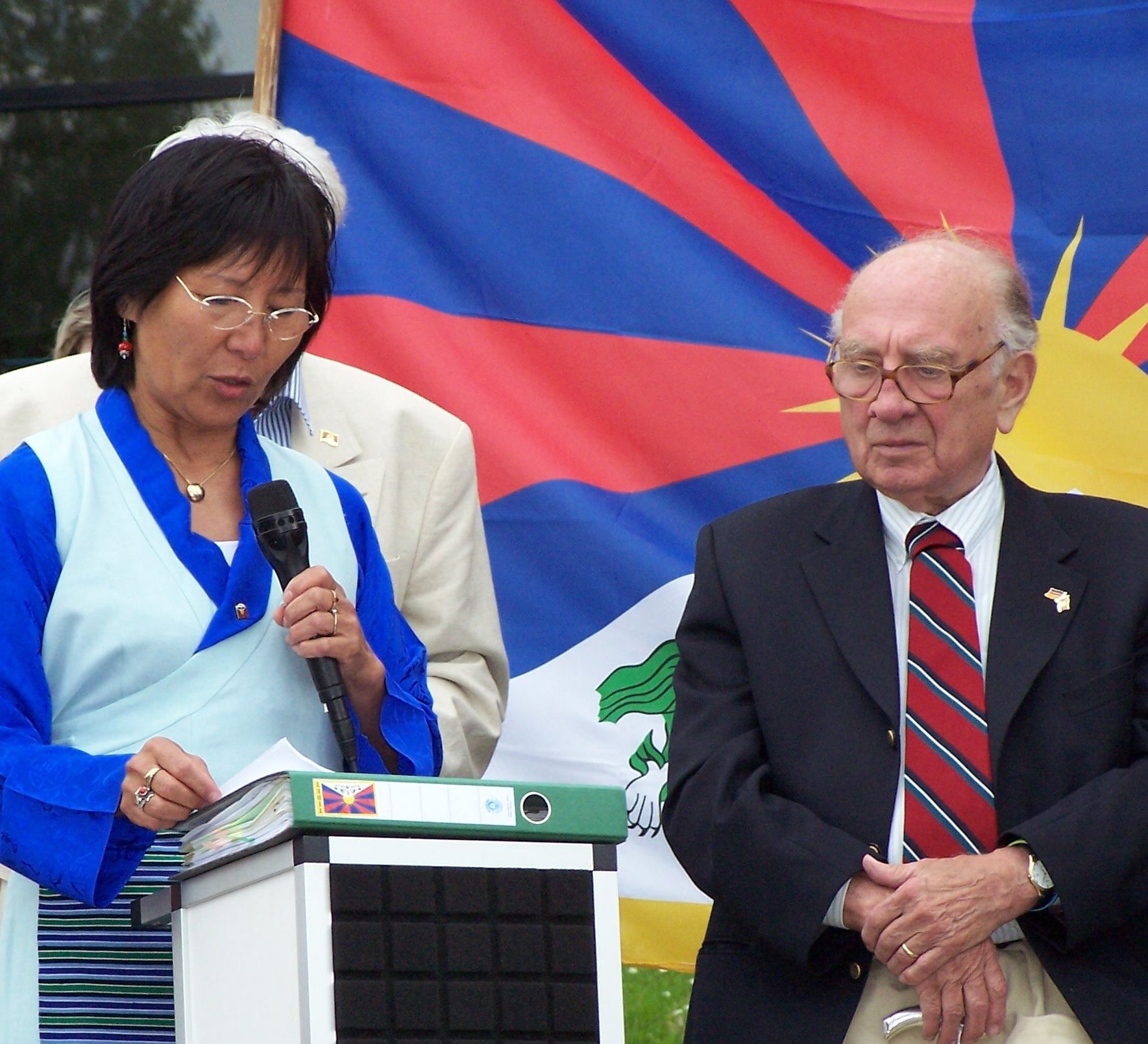 Dekyi Phukhang, Sprecherin der Tibetinitiative Deutschland, Regionalgruppe Bonn, erffnete die Schlukundgebung